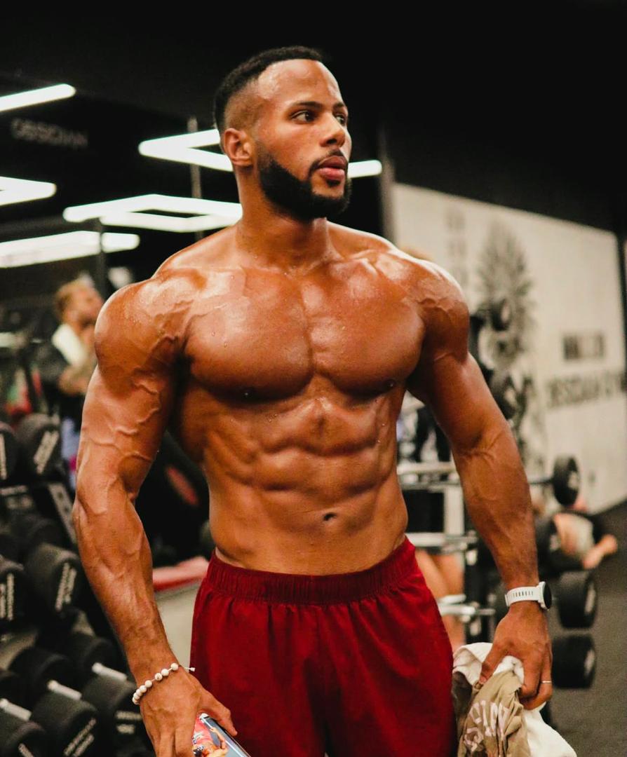 Anas, coach sportif, en salle d'entraînement